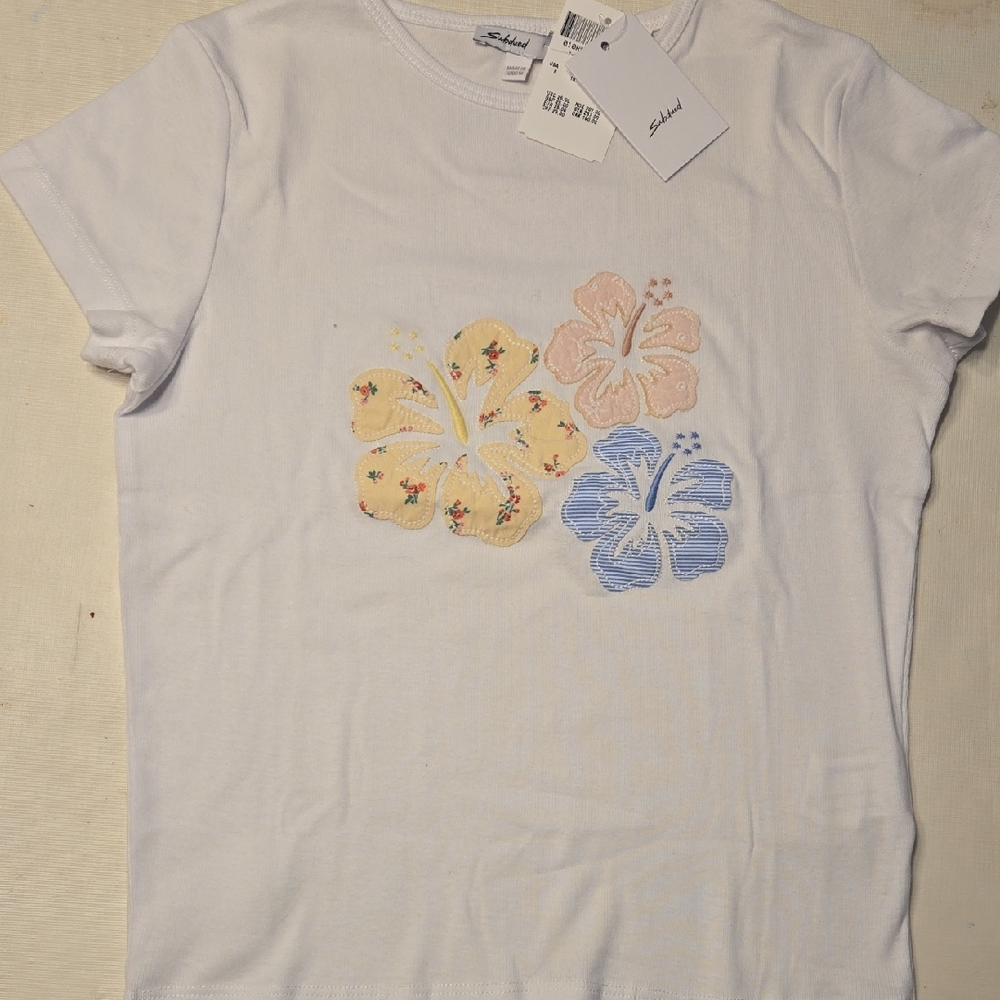 NWT Subdued Brand White Short-Sleeve Tee with Pastel Floral Embroidery